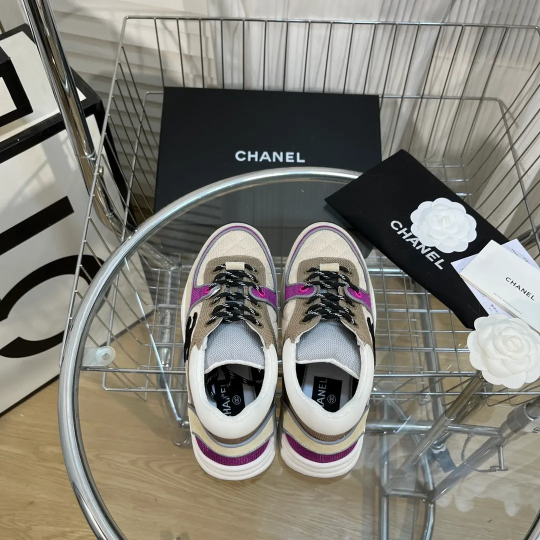 👟👟Ex-factory price 560👟👟 Chanel Chanel - 2022 counter top casual sports shoes This classic design; the upper is electro-embroidered with a variety of techniques; the outsole is fashionable and sporty; it is unusual to incorporate a variety of color matching elements... The diversified mix and match is very good-looking and versatile, casual, fashionable, sports and outdoor can be taken into account... ꫛꫀꪝ Go➫ Material: ❶Upper is made of: Original imported high mercerized smooth cow suede + electric embroidery technology + imported breathable mesh ❷Inner use: original imported breathable mesh ❸Outsole based on: original TPU combination outsole Counter boutique packaging complete set for women 35–42 men 38–46